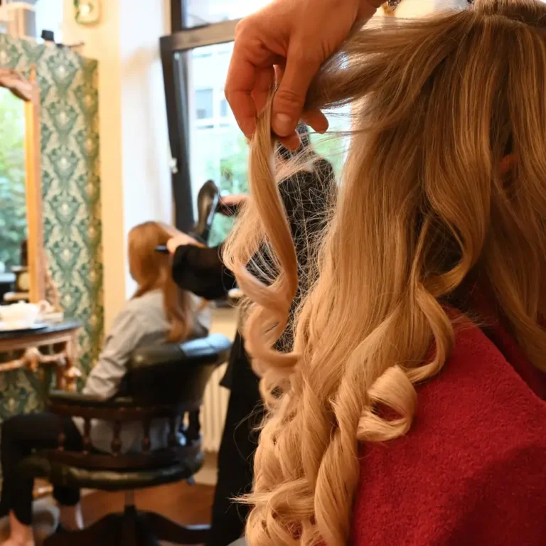 Friseur Frankfurt Innenstadt | Muscat HairArtist – Große Bockenheimer Straße 4 Frankfurter Friseursalon Muscat HairArtist Locken Styling